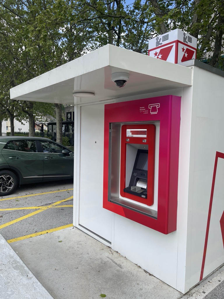 Talos Facade en extérieur sur cashcorner avec cover aux couleurs de l'établissement bancaire